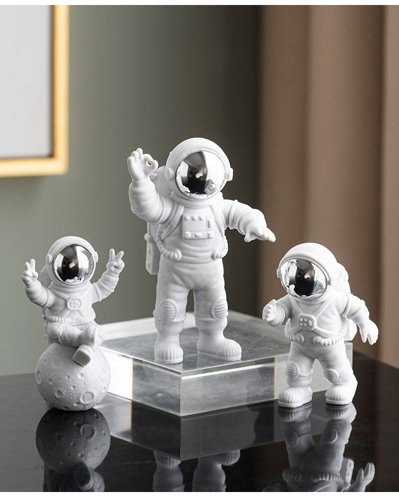 Statue Astronaute en Résine Créative - Ensemble de 3 Pièces pour la Décoration de Bureau, Modélisation, Cadeau pour Enfants et Décoration de Maison.